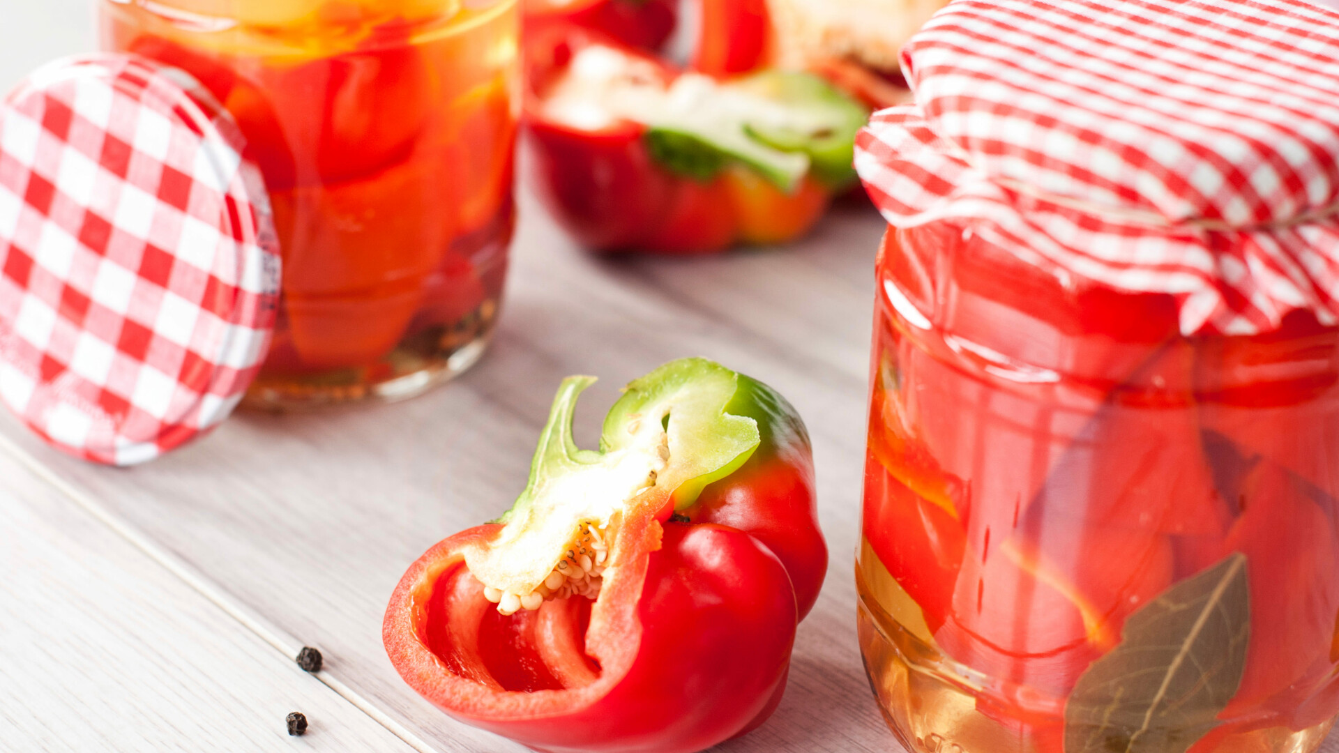 Nu știi ce să mai pui la murat toamna asta? Descoperă șase rețete savuroase și ușor de preparat, perfecte pentru cămara ta