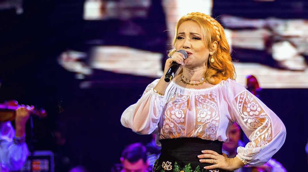 Adriana Ochișanu, dezvăluiri despre motivul pentru care nu și-a anulat spectacolele, deși fiul ei era internat în stare gravă. Adevărul dureros din spatele aparițiilor sale pe scenă