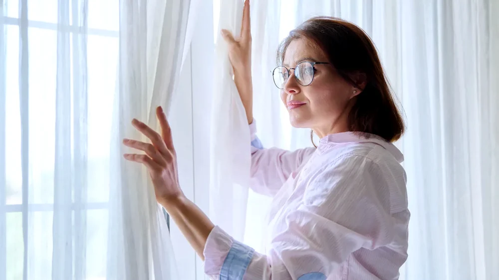 Trucul genial pentru perdele albe ca noi. Descoperă secretul simplu care le redă strălucirea și prospețimea