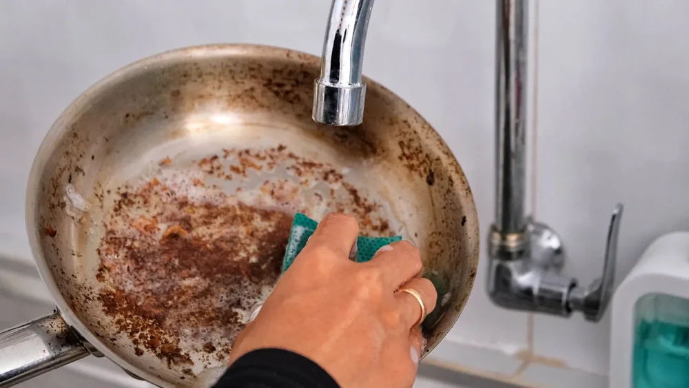 Cum să cureți rapid o oală arsă în doar zece minute. Trucul natural, simplu și eficient, care dă rezultate de fiecare dată