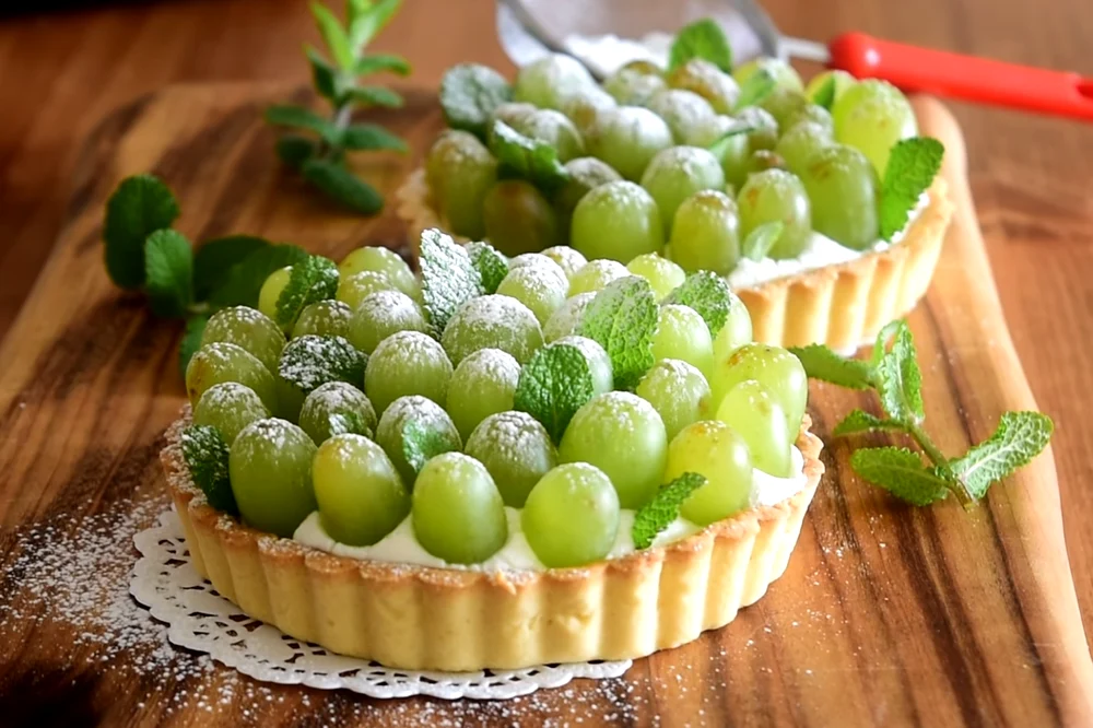 Desertul ideal pentru serile răcoroase de toamnă. Rețeta delicioasei tarte rustice cu struguri și cremă fină de brânză