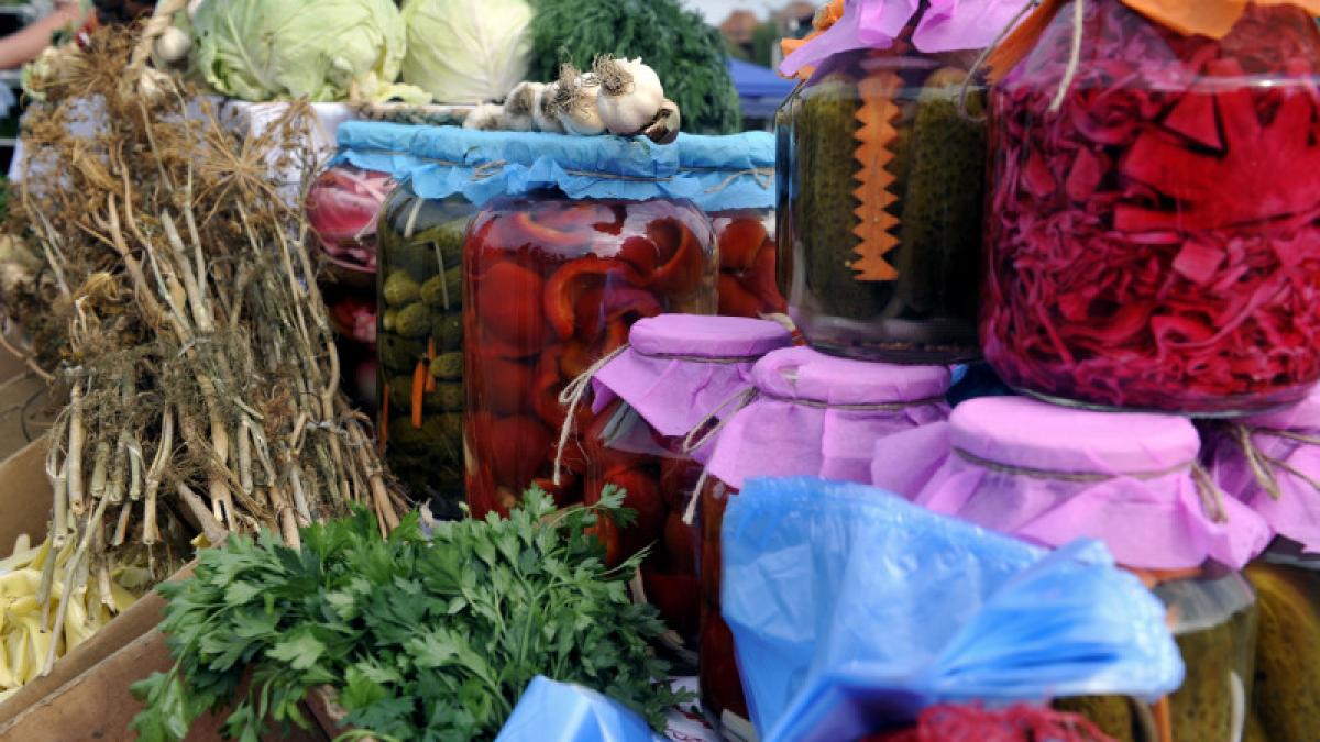 Tradiția unică din județul unde murăturile se pregătesc cu apă sărată de izvor, după rețete străvechi. Le dă un gust aparte, cum nu găsești nicăieri