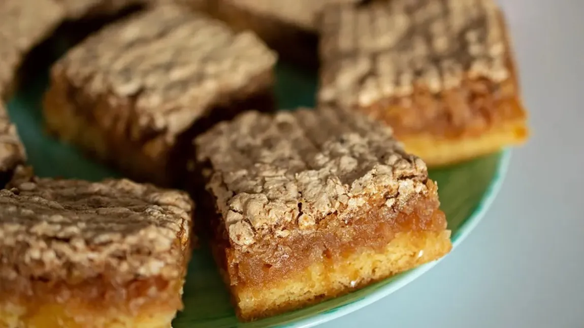 Prăjitură pufoasă cu mere și spumă de albuș. Un desert al copilăriei, cu aromă dulce și îmbietoare, care adună toată familia în jurul mesei