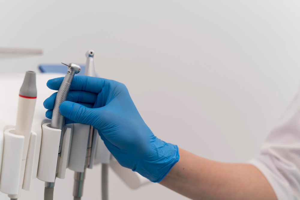 Primele date din autopsie în cazul fetiței care și-a pierdut viața în cabinetul stomatologic, după anestezia generală. Copila fusese sedată și în urmă cu un an, tot în același centru. Ce declară procurorii