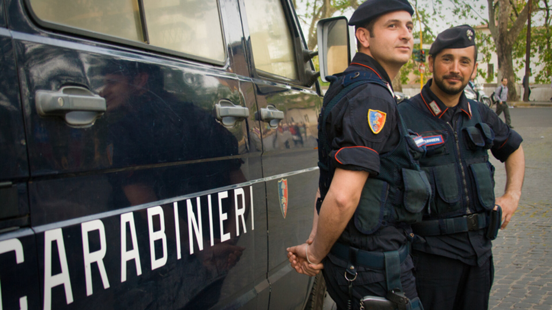 Suma uriașă descoperită de carabinieri în buzunarul unui cerșetor român din Italia. Într-o lună a câștigat mai mult decât premierul Bolojan