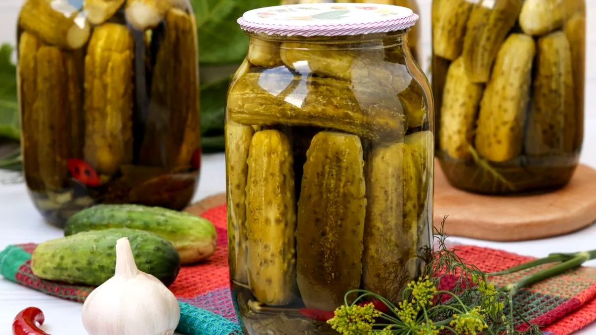 Trucul care împiedică murăturile să se înmoaie. Ingredientul secret, uitat de cei mai mulți români