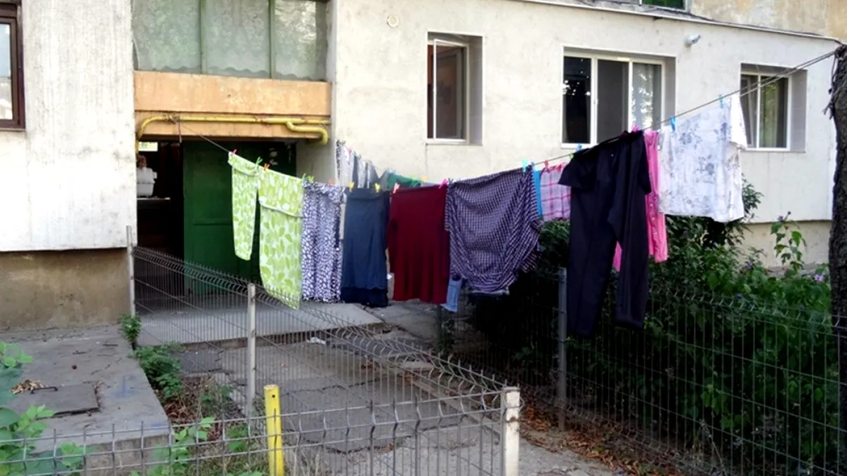 Românii care își usucă hainele pe casa scării riscă amenzi usturătoare. Ce spune regulamentul și cât este sancțiunea