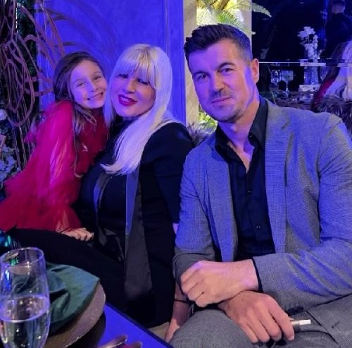 Elena Udrea a avut parte de un moment festiv alături de familie. A dansat relaxată pe ritmuri de manele, bucurându-se de atmosferă