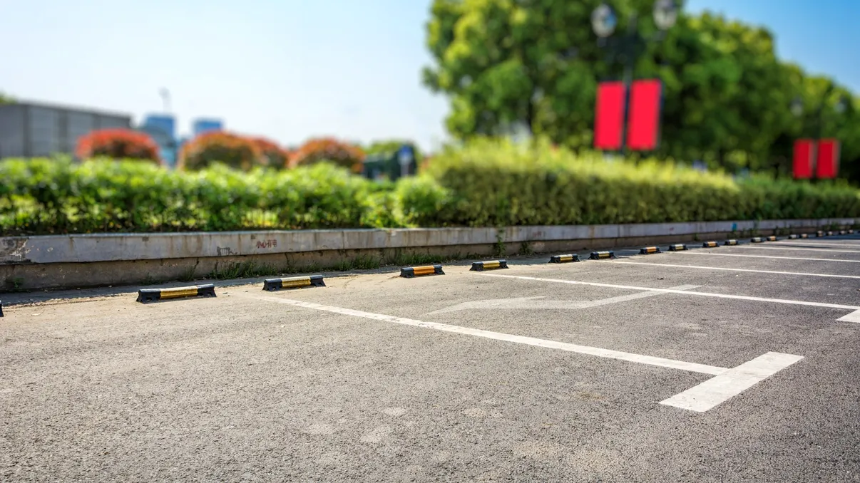 Parchezi pe locul unui vecin? Chiar și cinci minute te pot costa scump. Iată ce prevede legea