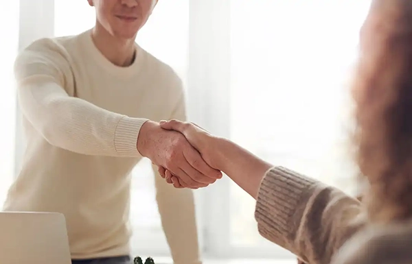 Bonusuri pentru tinerii angajați la primul loc de muncă. Cine poate primi aceste sume și care sunt condițiile de acordare