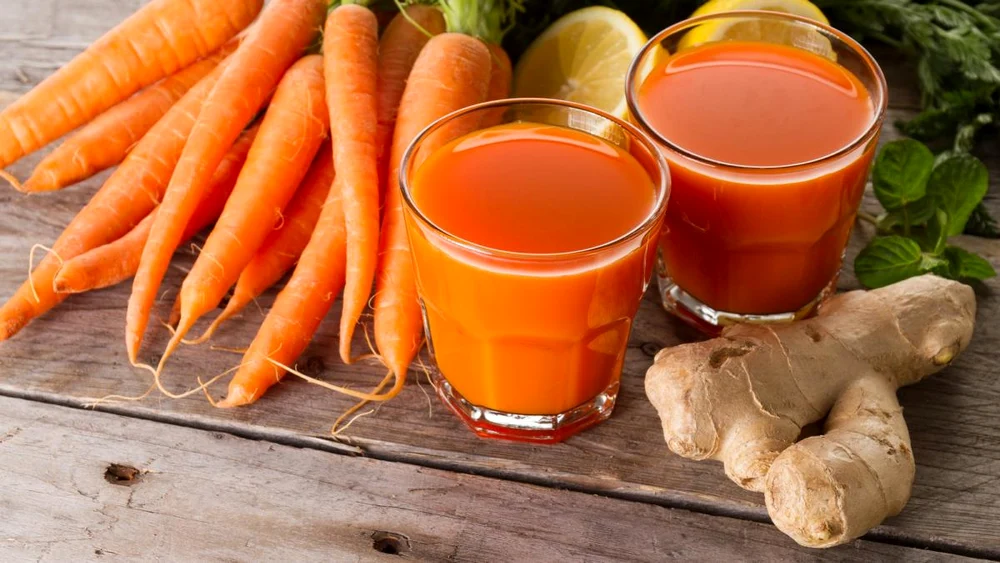 Cinci beneficii incredibile ale sucului de morcov și ghimbir pe care trebuie să le știi
