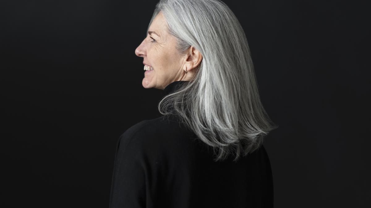 Firele cărunte ar putea fi scutul natural al organismului împotriva cancerului. O descoperire surprinzătoare a oamenilor de știință