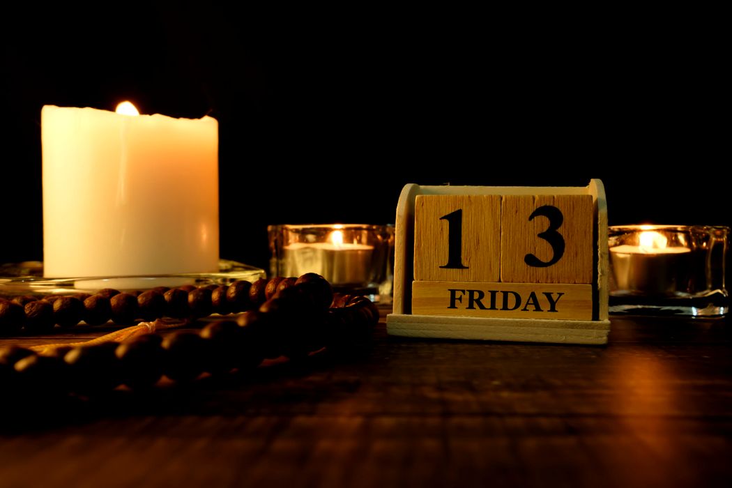 Vineri 13. Ce se ascunde în spatele celei mai temute date din calendar și de ce continuă să ne sperie