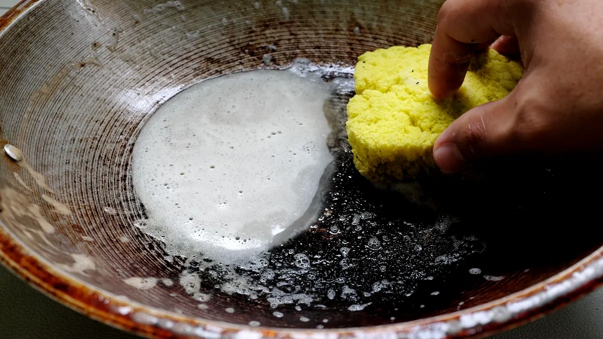 Cum poți curăța rapid oale și cratițe pline de grăsime, chiar și fără apă caldă. Trucuri simple și verificate