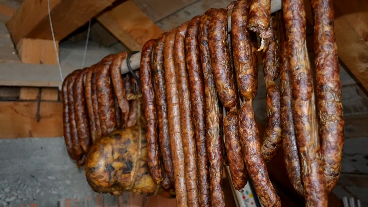 Cum se păstrează corect slănina și cârnații după afumare, pentru a rezista impecabil pe tot parcursul iernii