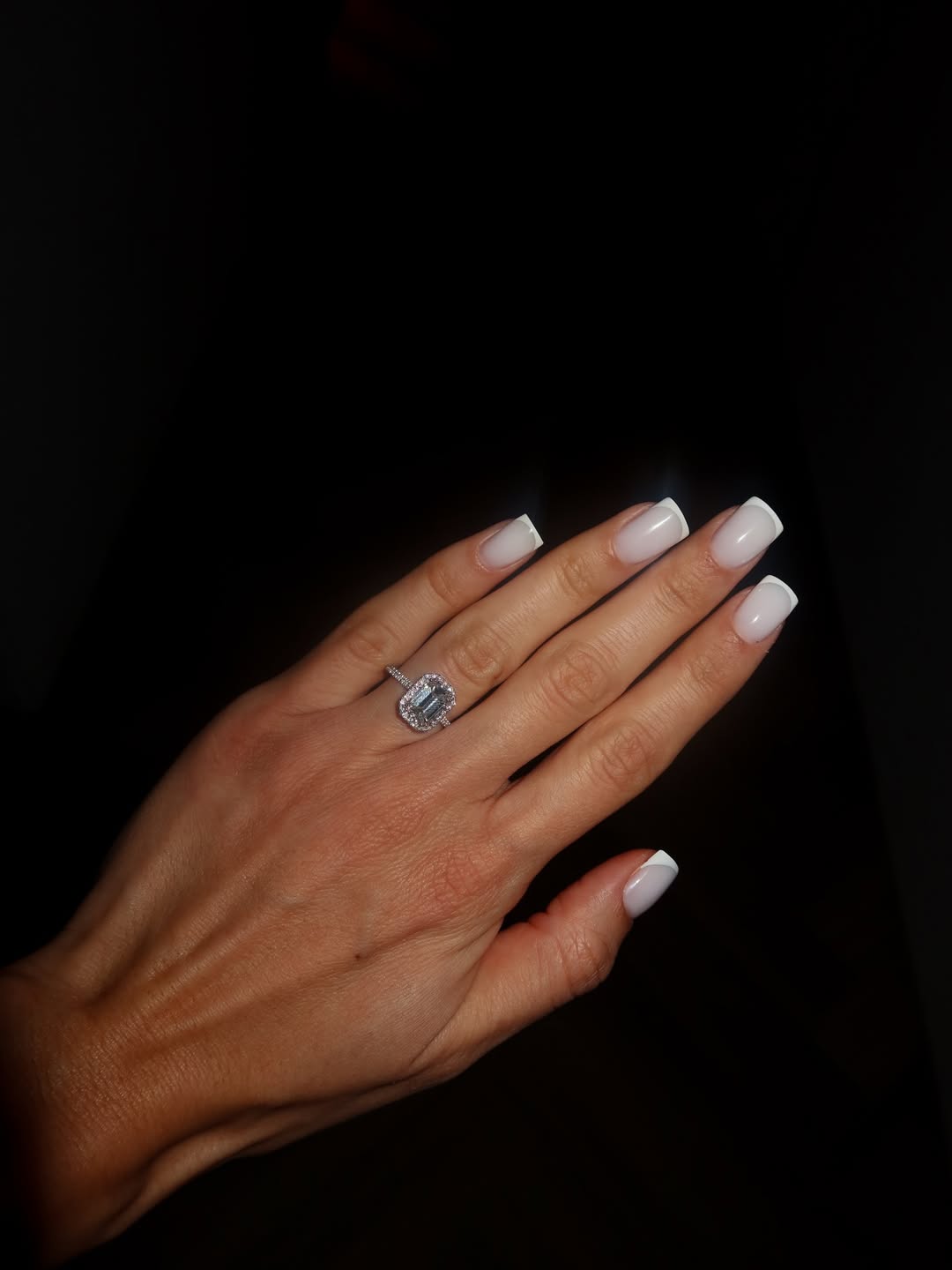 Momente emoționante pentru un cuplu faimos din România! Logodna lor a devenit deja subiectul zilei, mai ales după ce el i-a oferit un inel impresionant