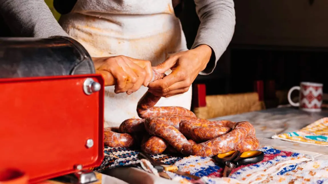 Rețeta de cârnați de casă care a cucerit internetul în 2025. Ghid, pas cu pas, pentru un gust perfect