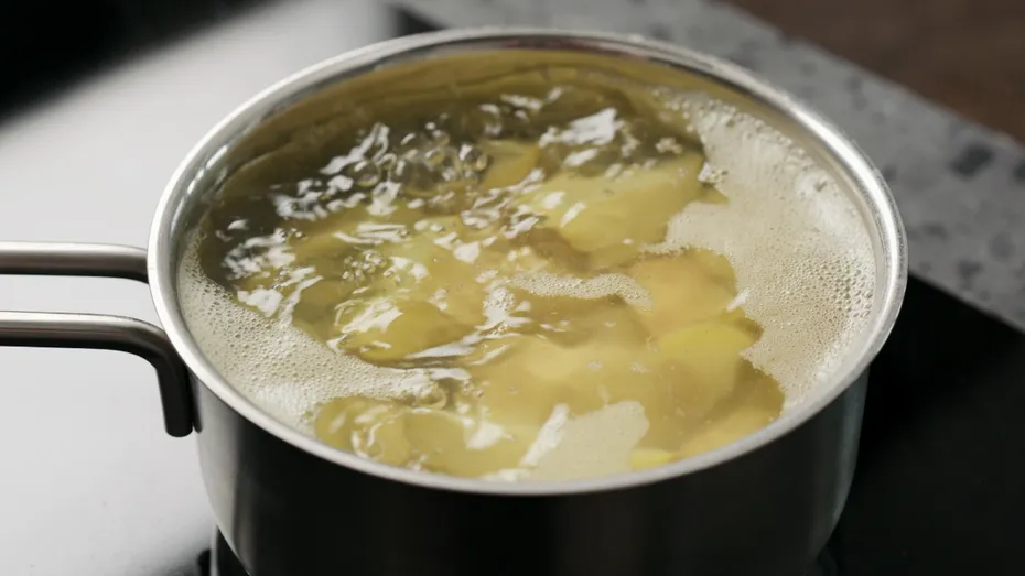 Cum să fierbi cartofii în jumătate din timp. Trucul simplu pe care orice gospodină ar trebui să-l cunoască