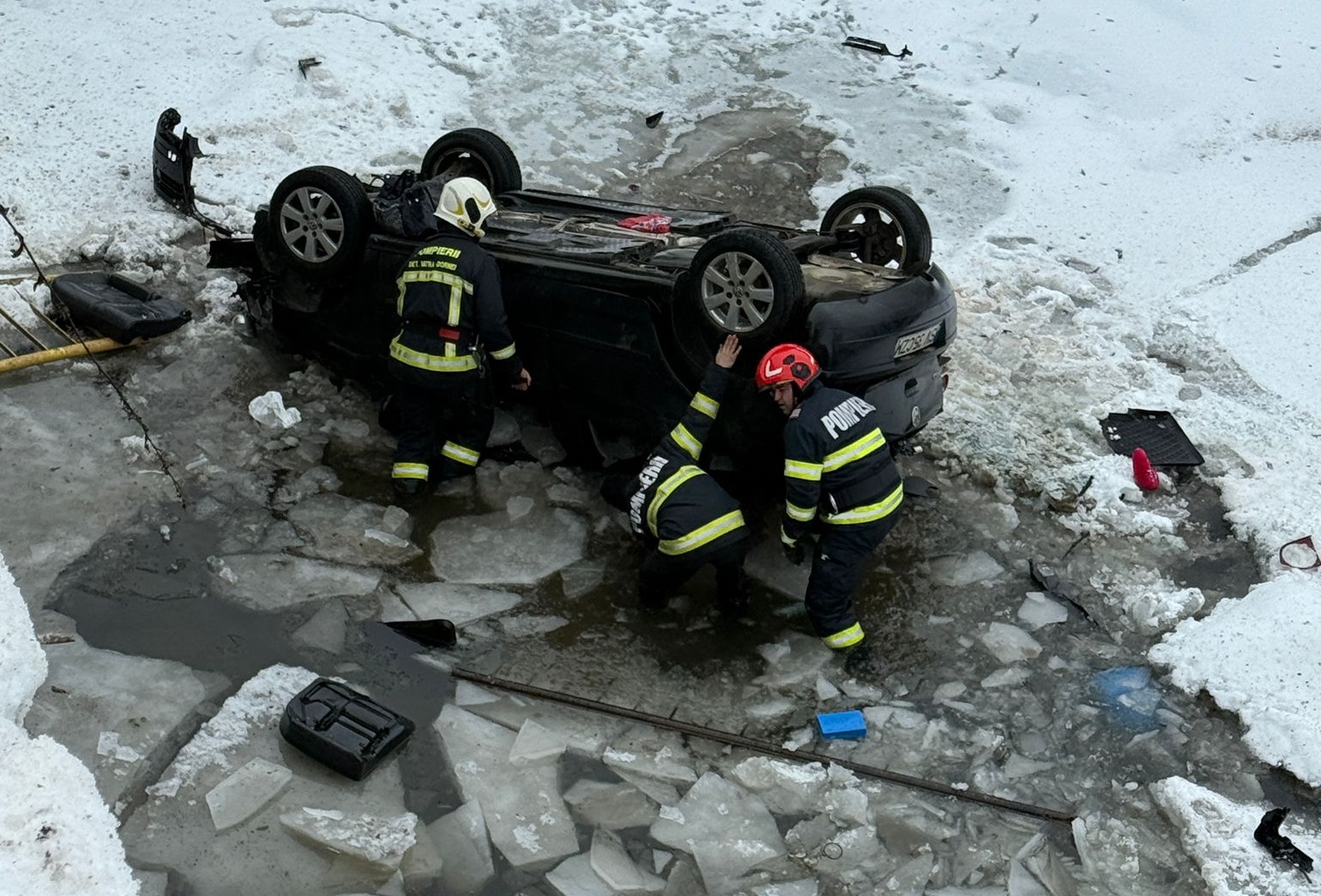 Tragedie cumplită în familia unui preot! Fiul său de 14 ani și-a pierdut viața, iar soția și alți doi copii se află în stare critică. Autoturismul în care se aflau a plonjat în râul Bistrița