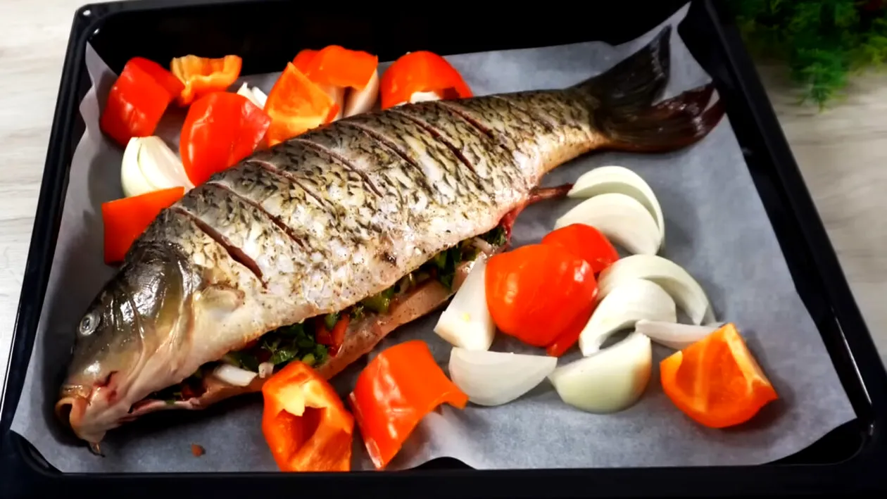 Rețeta de crap a lui Radu Anton Roman. Preparatul ideal pentru a-ți ușura digestia după mesele bogate de sărbători