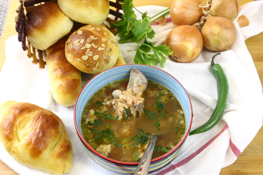 Ciorbă de oase de porc cu zeamă de varză, rețeta perfectă pentru zilele acestea. Alină mahmureala și este incredibil de gustoasă