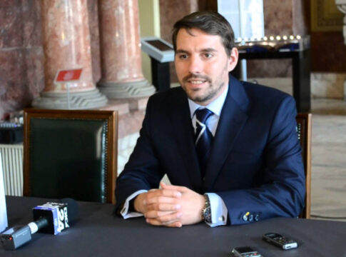 MTg2MmYwMWZlMTAwYWU1OTYyNjBkOTNhNmY=.thumb