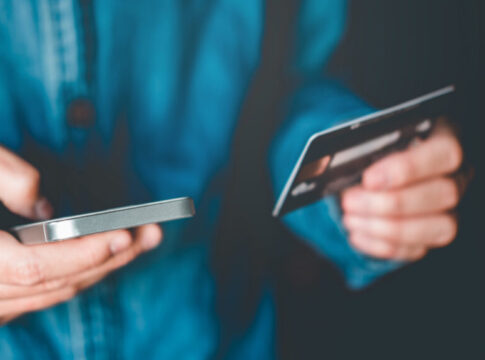 Card bancar scaled e1696317724660 1024x575