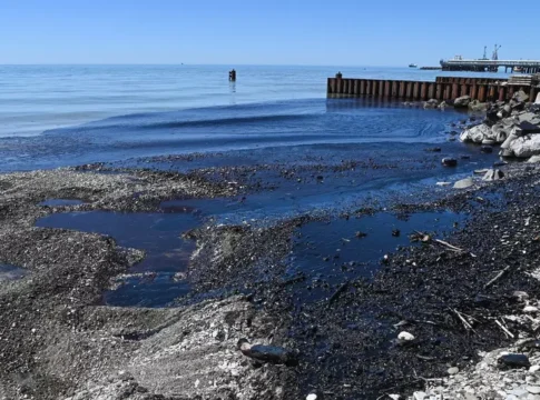 Dezastru ecologic la tuapse oras in largul caruia a fost lovit petrolierul rafinaria din tuapse a fost puternic lovita de ucraineni imagine cu caracter ilustrativ foto profimedia e1777467472279