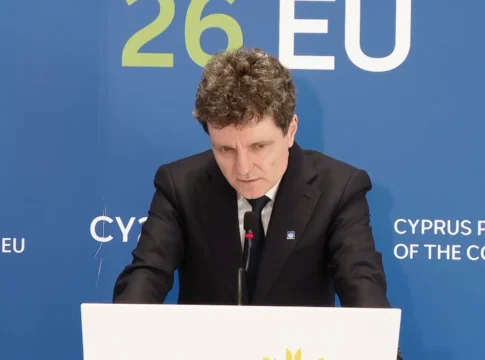 Nicusor dan in cipru HnwwW