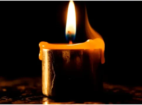 O lumanare pe un fundal negru