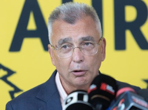 Aur nu le cere parlamentarilor votul cu bilele la vedere la motiunea de cenzura contra lui bolojan peiu fiecare voteaza cum crede