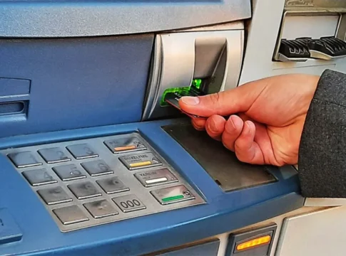 Https www.cancan.ro wp content uploads 2025 02 Adio bancomate. Cum vom retrage banii de pe card in urmatorii ani 1200x686