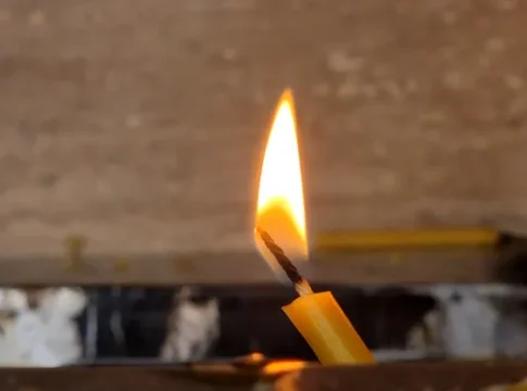 Https www.gandul.ro wp content uploads 2023 04 O lumanare aprinsa la Manastirea Ghighiu Prahova