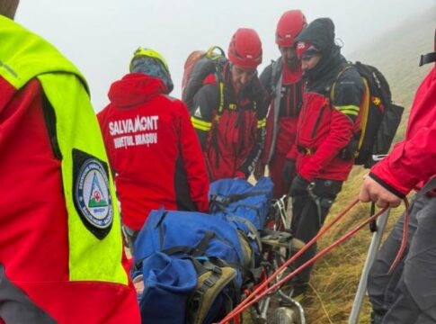 Mai multi participanti la ultramaratonul transylvania 100 au cazut in rapa zeci de salvamontisti intervin in bucegi