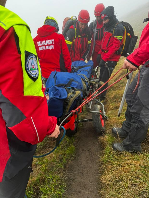 Mai multi participanti la ultramaratonul transylvania 100 au cazut in rapa zeci de salvamontisti intervin in bucegi