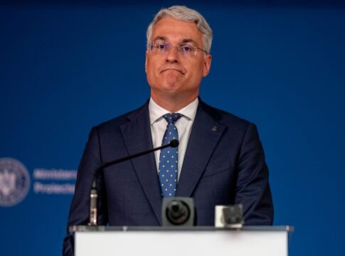Ministrul dragos pislaru se plange ca are salariu mic si este intretinut de sotie locul de munca al acesteia este secret