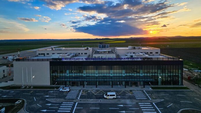 Terminalul modernizat al Aeroportului Internațional Delta Dunării Tulcea, fotografiat la apus, fără avioane pe pistă