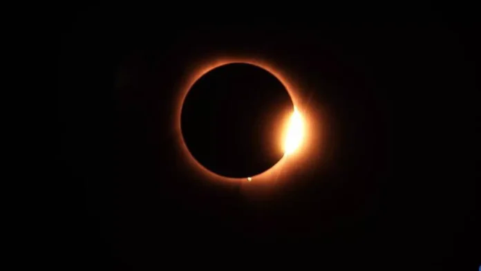Eclipsa totala soare inel diamant