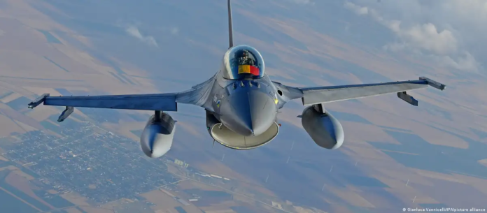 Un avion de luptă F-16 al Forțelor Aeriene Române în timpul unei misiuni de patrulare aeriană. Imagine generică a unui F-16.