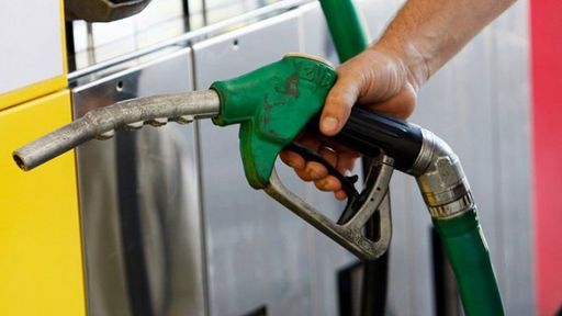 O pompă de benzină la o stație, ilustrând scumpirile la carburanți în România conform Eurostat.