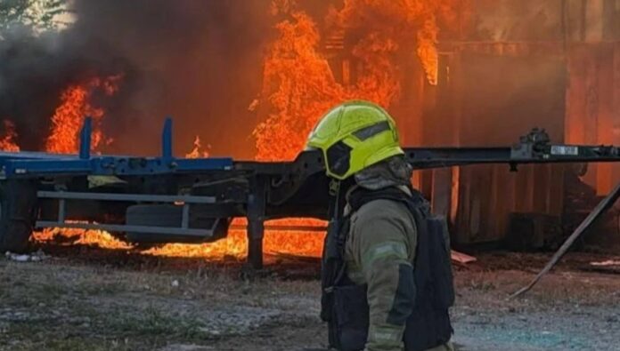 Pompier lupta incendiu provocat atac rachete kiev